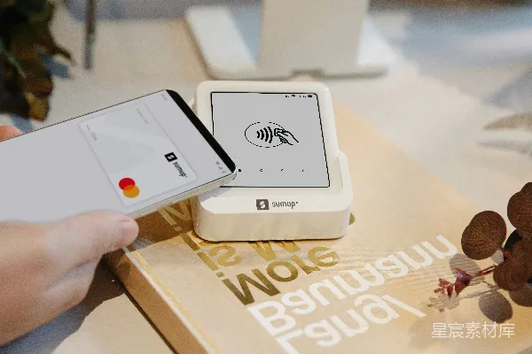 高清摄影 手机用于非接触式支付。