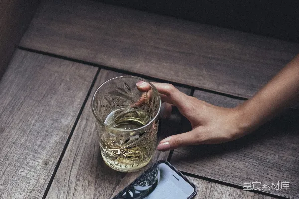 高清摄影 干净的水杯和全黑的iPhone 7