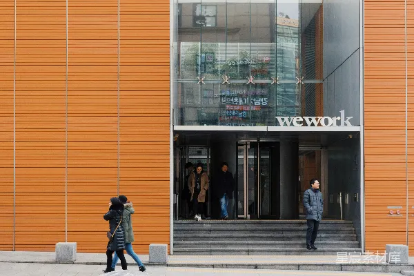 高清摄影 两个人在Wework大楼附近散步。