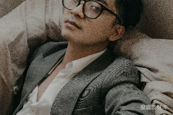 高清摄影 穿着灰色西装夹克，戴着黑色边框眼镜的男人