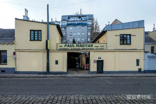 高清摄影 黄色建筑，入口上方标有“paul magyar”标志。
