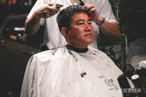 高清摄影 穿白衬衫的男人拿着黑色的梳子