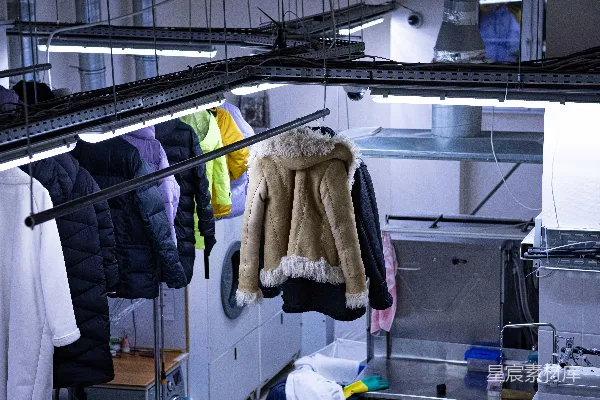 高清摄影 一个房间里挂着一堆衣服的架子