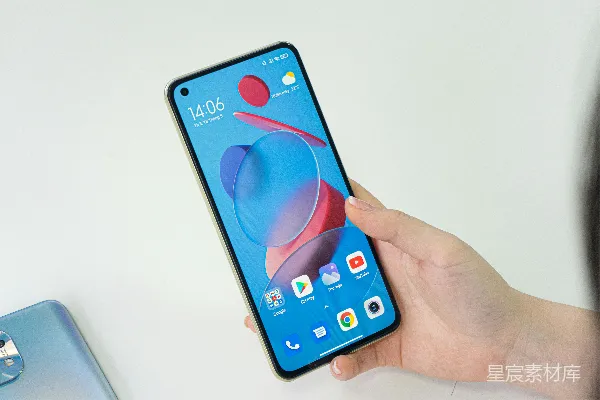 高清摄影 拿着蓝色和红色的iPhone 6手机壳的人