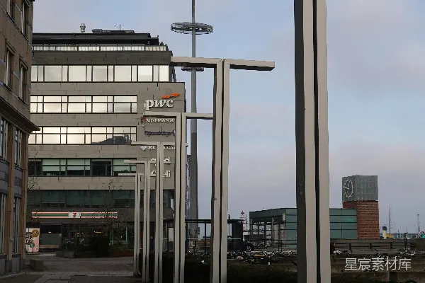 高清摄影 现代街灯沿着人行道排列，建筑物位于后面。