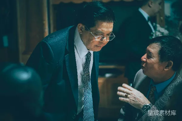 高清摄影 两位穿着西装的商人正在专注地交谈。
