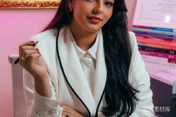 高清摄影 一名女子坐在镜子前的书桌旁