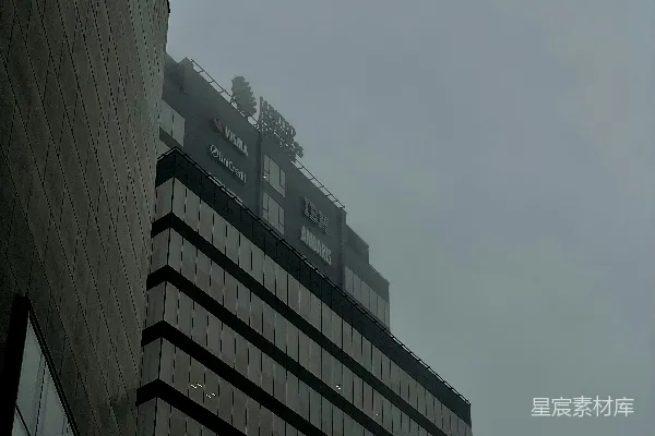 高清摄影 一座非常高的建筑坐落在另一座高大的建筑旁边。