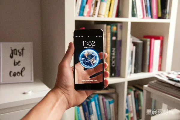 高清摄影 拿着一部黑色的Android智能手机的人