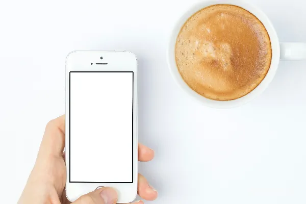 高清摄影 银色iPhone 5s旁边是一个白色陶瓷杯
