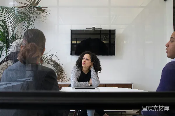 高清摄影 一群人围坐在一张桌子周围