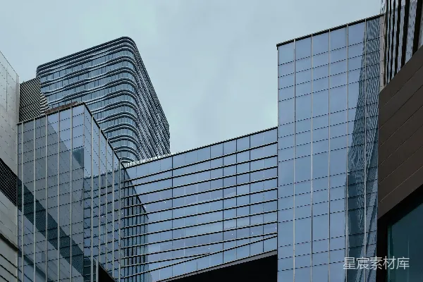 高清摄影 一座非常高大的建筑，顶部有许多窗户。