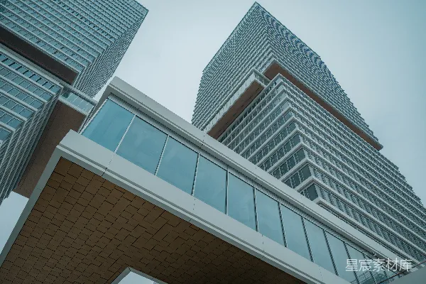 高清摄影 一座非常高的建筑紧挨着另一座非常高的建筑。