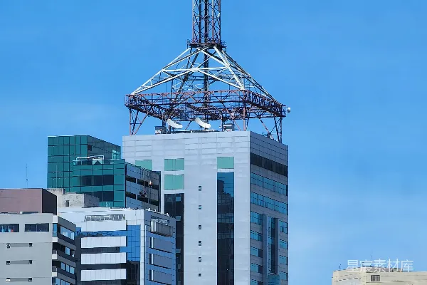 高清摄影 一座非常高大的建筑物，中间有一个塔楼。