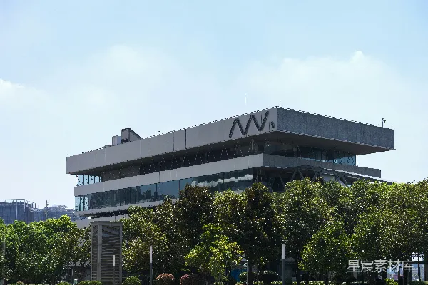 高清摄影 一座大型建筑前面有许多树木。