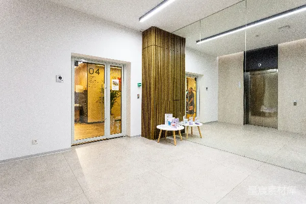 高清摄影 白色木框玻璃门关上了