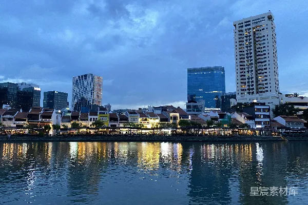 高清摄影 城市天际线在夜晚的水面上方