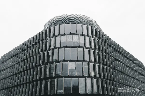 高清摄影 一座很高的建筑，有很多窗户。