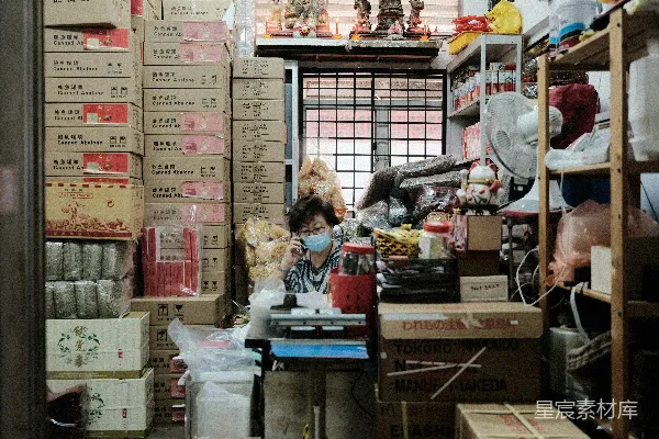 高清摄影 穿着蓝白相间的连衣裙的女人站在棕色纸板箱旁边。