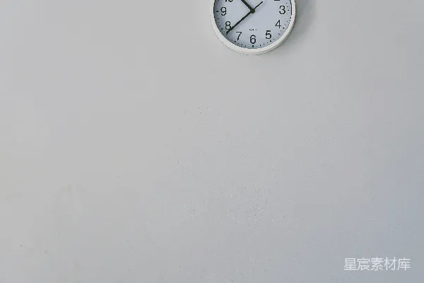 高清摄影 圆形白色模拟墙钟显示时间为10:38。