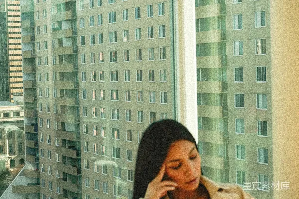 高清摄影 穿着米色外套的女人站在玻璃墙旁边