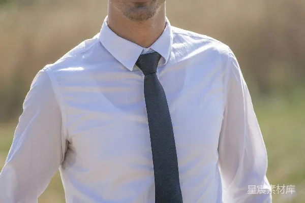 高清摄影 穿白色领衬衫和黑色领带的男人