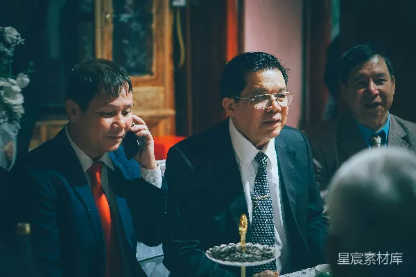 高清摄影 三个穿着西装的男人在正式聚会中