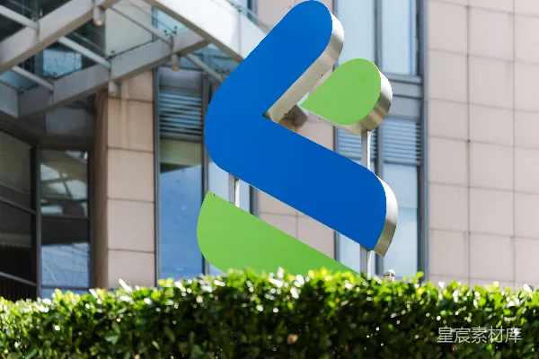 高清摄影 一座建筑物前有一个蓝绿色标志的建筑。