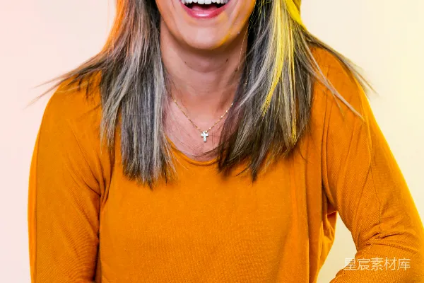 高清摄影 穿着橙色圆领长袖衬衫，戴着黑色太阳镜的女人