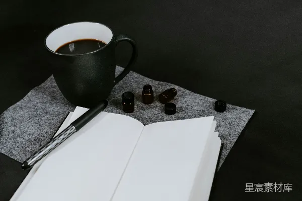高清摄影 打开一本空白的书，旁边有一杯咖啡。