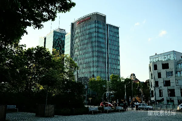 高清摄影 一排建筑前面种着树木。