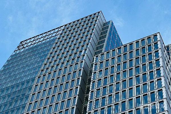 高清摄影 一座高大的建筑物，有很多窗户。