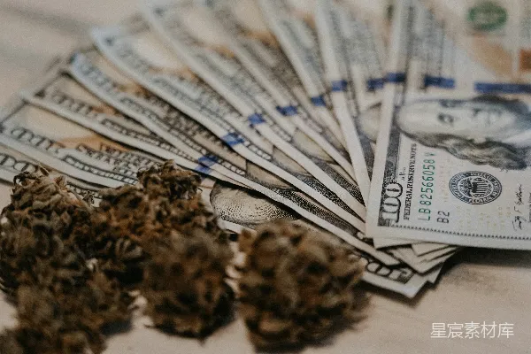 高清摄影 一堆钱放在桌子上面。