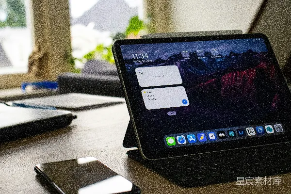 高清摄影 黑色的iPad放在棕色的木桌上