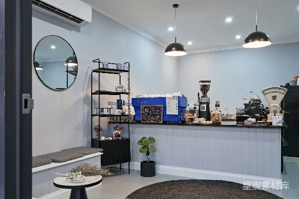 高清摄影 一间咖啡店，中间有一个大沙发