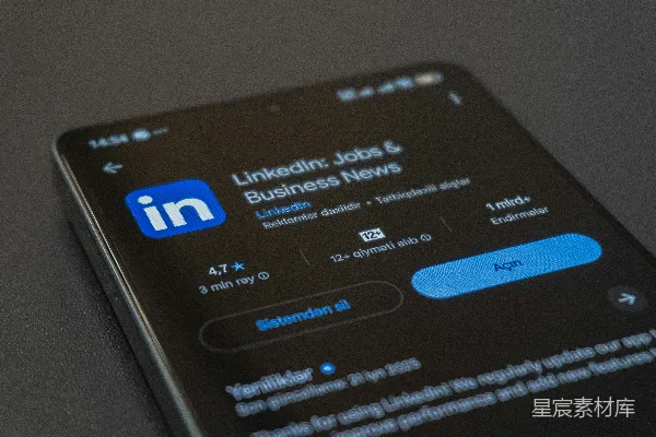 高清摄影 智能手机屏幕显示LinkedIn应用程序的详细信息。