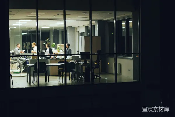 高清摄影 在现代化的办公室里，人们深夜还在工作。