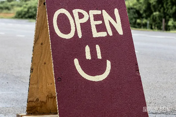 高清摄影 A型招牌，上面写着“open”并带有笑脸。