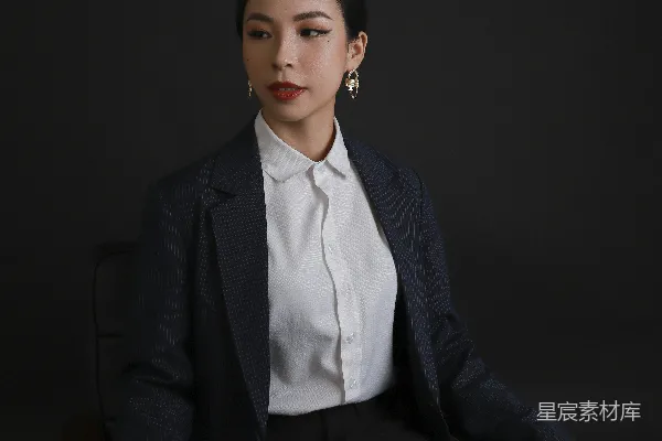 高清摄影 一位穿着西装的男人坐在椅子上。