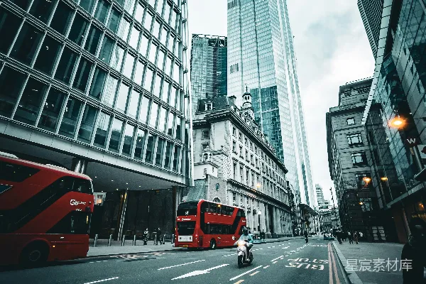 高清摄影 一辆红色的公交车沿着街道行驶，旁边是高楼大厦。