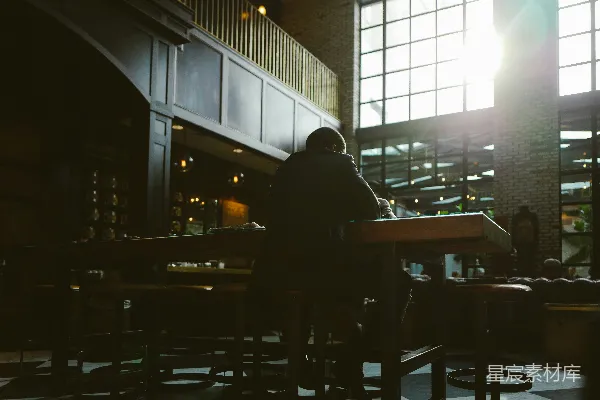 高清摄影 坐在吧台凳子上的人