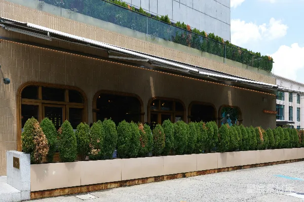 高清摄影 一个建筑物前的空停车场