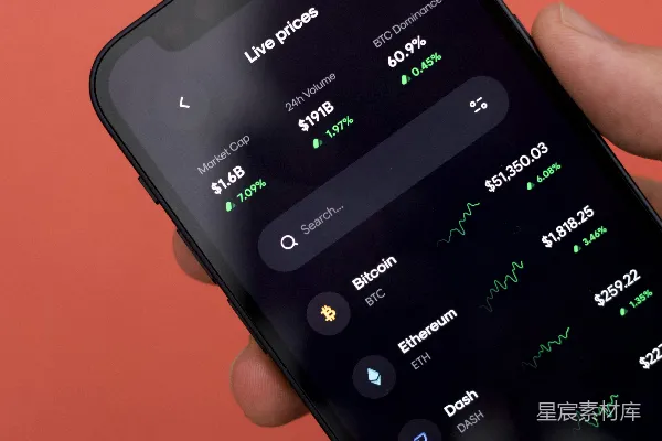 高清摄影 拿着银色三星Android智能手机的人