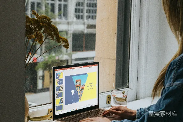 高清摄影 穿蓝色牛仔夹克的女人在使用Surface 3笔记本电脑。