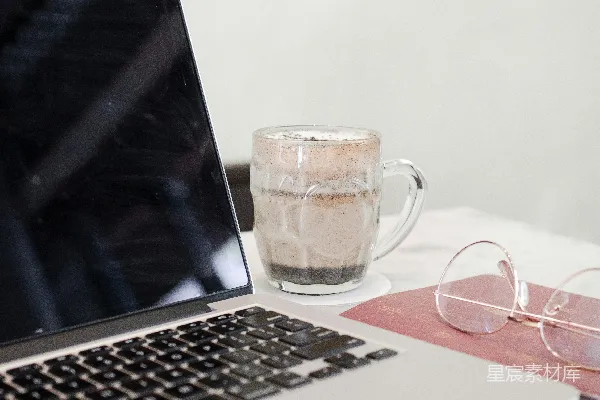 高清摄影 透明玻璃杯放在 MacBook Pro 上