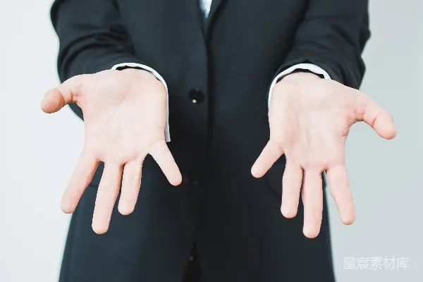 高清摄影 一个男人站在白墙前