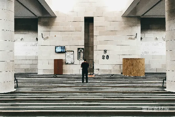 高清摄影 站在讲台旁的人