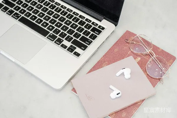 高清摄影 MacBook Pro在白色桌子上