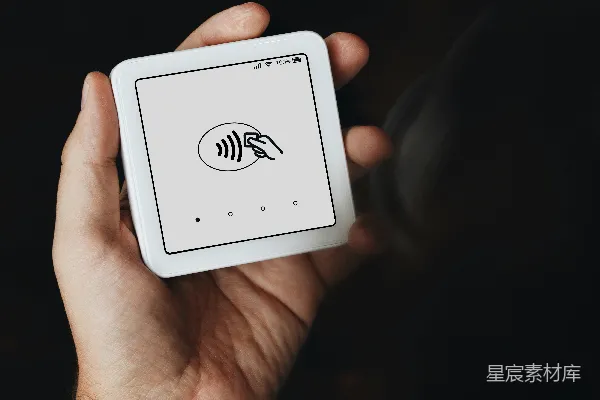 高清摄影 一个人手里拿着平板电脑