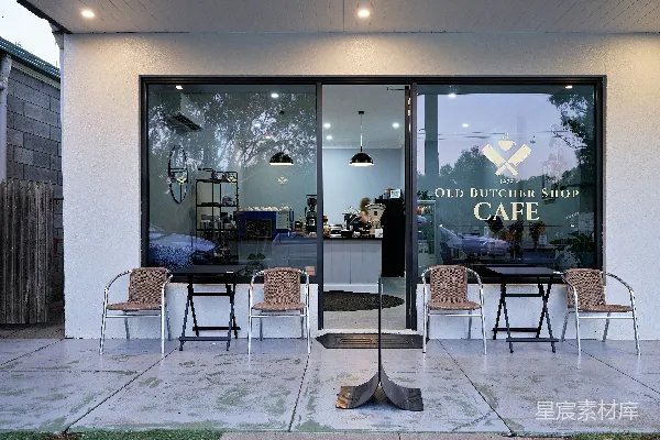 高清摄影 咖啡店外的桌子和椅子